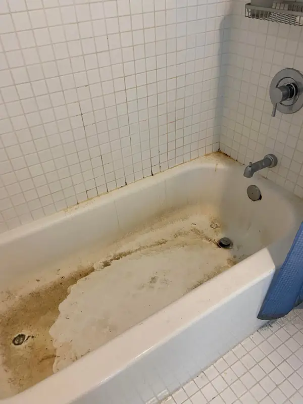 Bathtub before cleaning