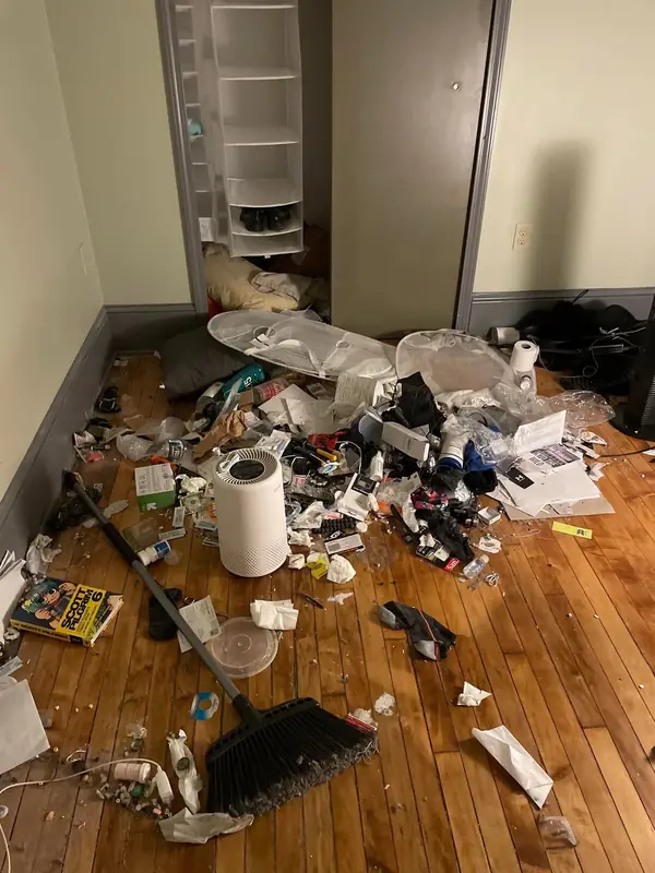 Move-out bedroom before cleaning